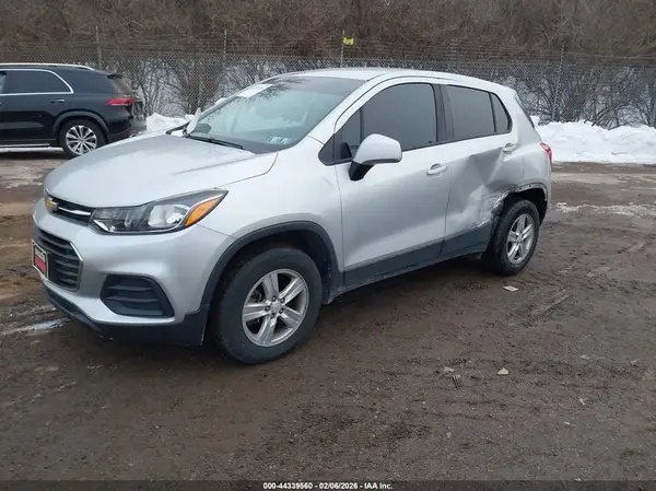 KL7CJNSB5JB625017 2018 CHEVROLET TRAX - Image 2
