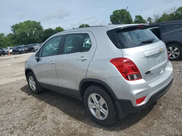 KL7CJNSB5JB718992 2018 CHEVROLET TRAX - Image 2