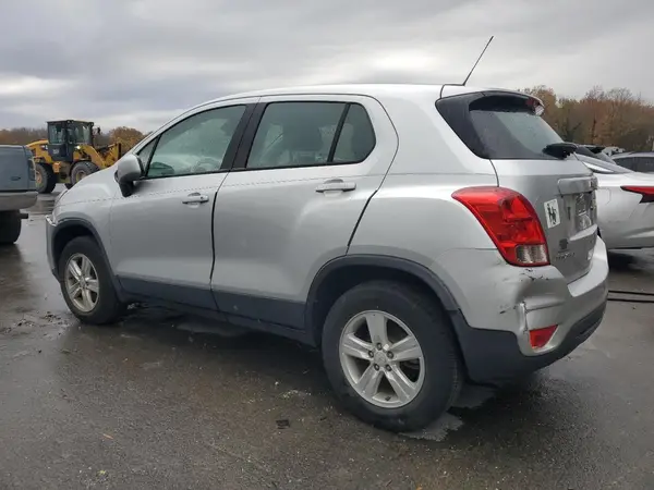 KL7CJNSB5JB719057 2018 CHEVROLET TRAX - Image 2