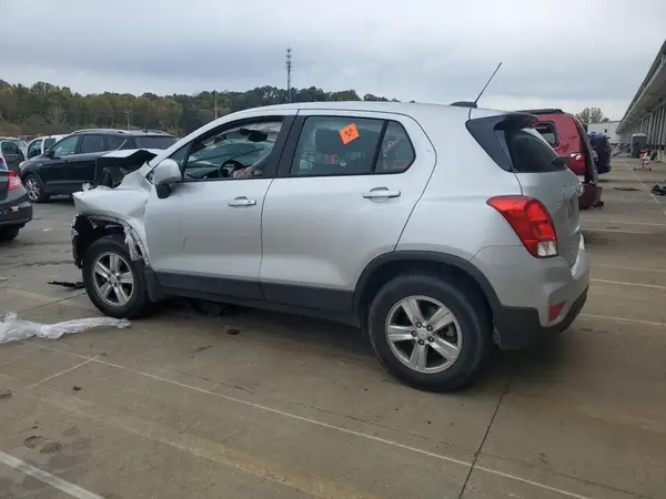 KL7CJNSB5JB722587 2018 CHEVROLET TRAX - Image 2