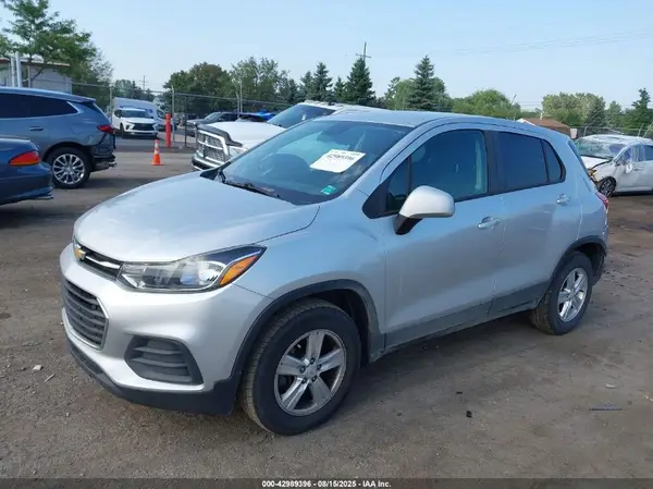 KL7CJNSB5JB724324 2018 CHEVROLET TRAX - Image 2