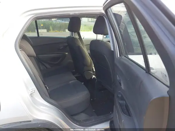 KL7CJNSB5JB724324 2018 CHEVROLET TRAX - Image 8