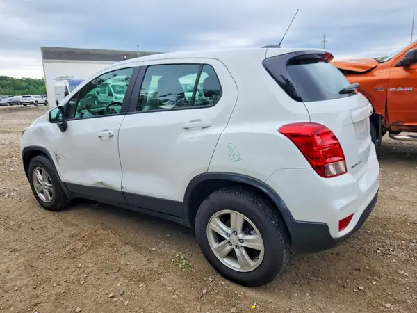 KL7CJNSB5JB732312 2018 CHEVROLET TRAX - Image 2