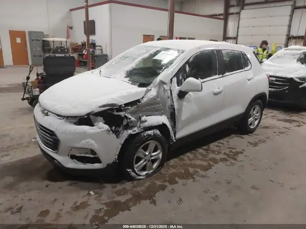 KL7CJNSB6HB101529 2017 CHEVROLET TRAX - Image 2