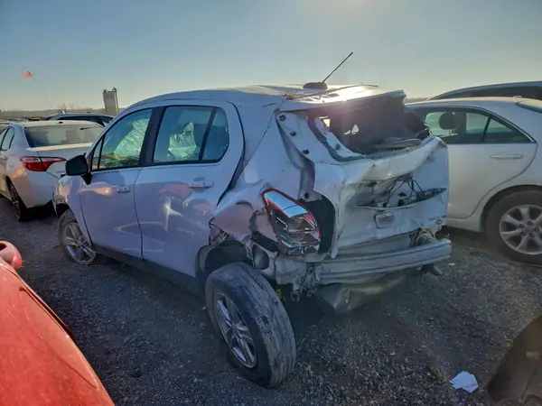 KL7CJNSB6JB585031 2018 CHEVROLET TRAX - Image 2
