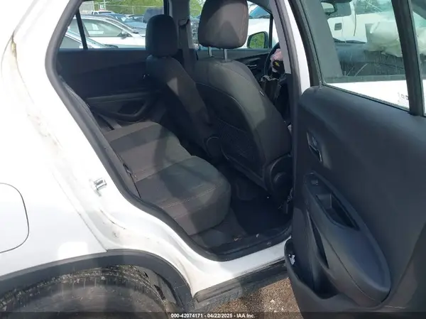 KL7CJNSB6JB714983 2018 CHEVROLET TRAX - Image 8