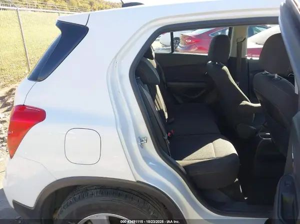 KL7CJNSB6JB723165 2018 CHEVROLET TRAX - Image 8
