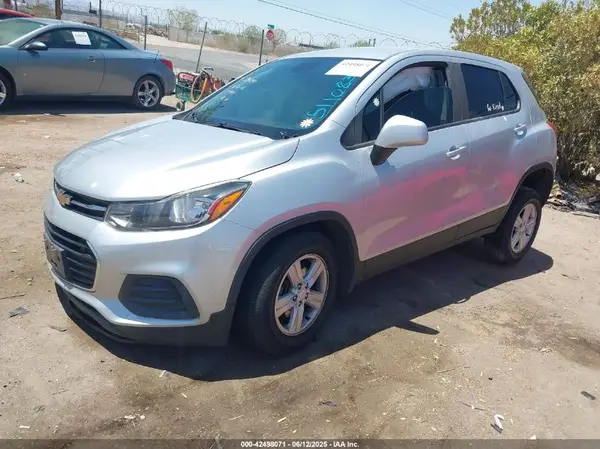 KL7CJNSB7JB511083 2018 CHEVROLET TRAX - Image 2