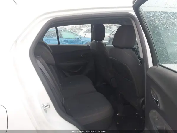 KL7CJNSB7JB580226 2018 CHEVROLET TRAX - Image 8