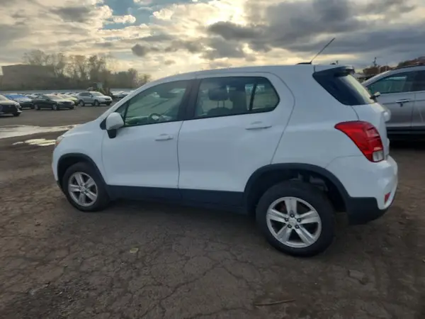 KL7CJNSB7JB722347 2018 CHEVROLET TRAX - Image 2