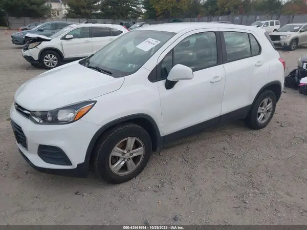 KL7CJNSB8HB101046 2017 CHEVROLET TRAX - Image 2