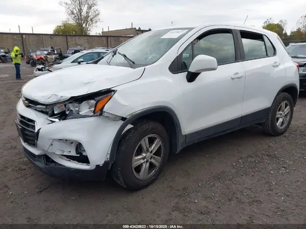 KL7CJNSB8HB255658 2017 CHEVROLET TRAX - Image 2