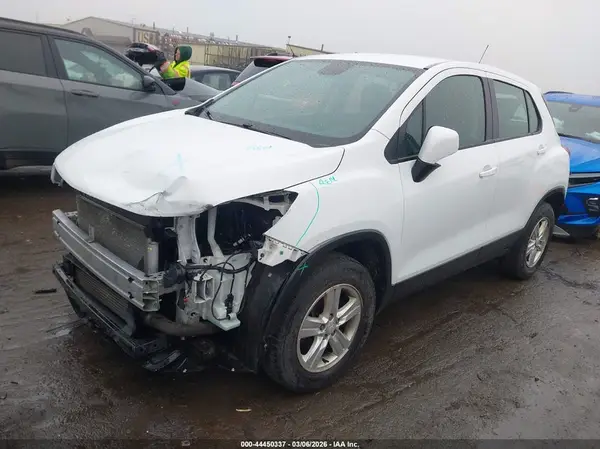 KL7CJNSB8HB256633 2017 CHEVROLET TRAX - Image 2