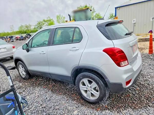 KL7CJNSB8JB569042 2018 CHEVROLET TRAX - Image 2