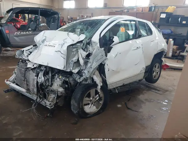 KL7CJNSB8JB606882 2018 CHEVROLET TRAX - Image 2