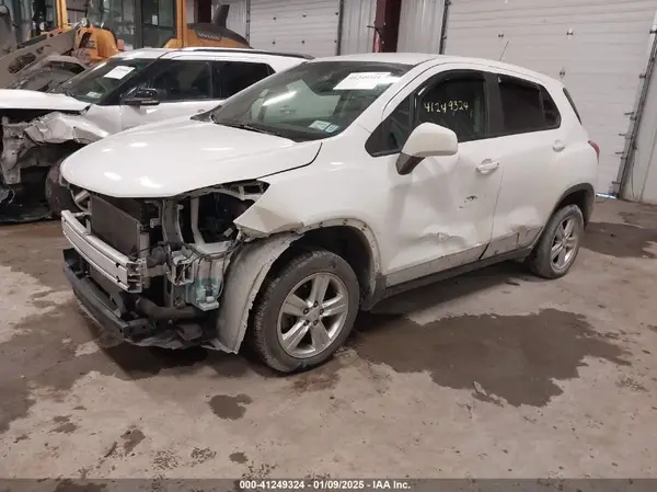 KL7CJNSB8JB733924 2018 CHEVROLET TRAX - Image 2