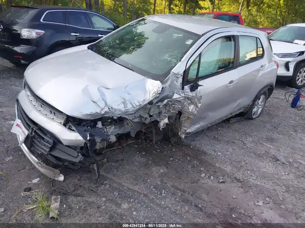 KL7CJNSB9JB608284 2018 CHEVROLET TRAX - Image 2