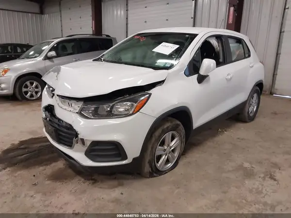KL7CJNSB9JB715786 2018 CHEVROLET TRAX - Image 2