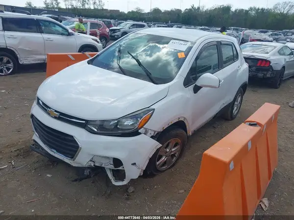 KL7CJNSB9JB718879 2018 CHEVROLET TRAX - Image 2