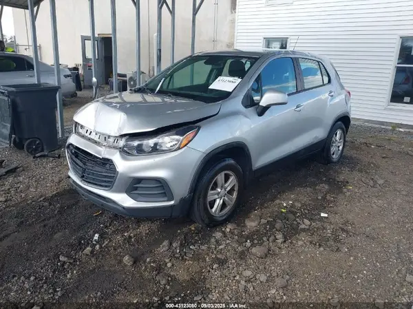 KL7CJNSB9JB723404 2018 CHEVROLET TRAX - Image 2