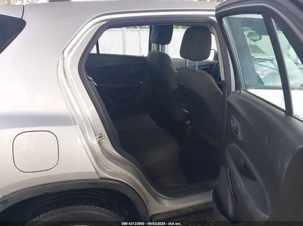 KL7CJNSB9JB723404 2018 CHEVROLET TRAX - Image 8