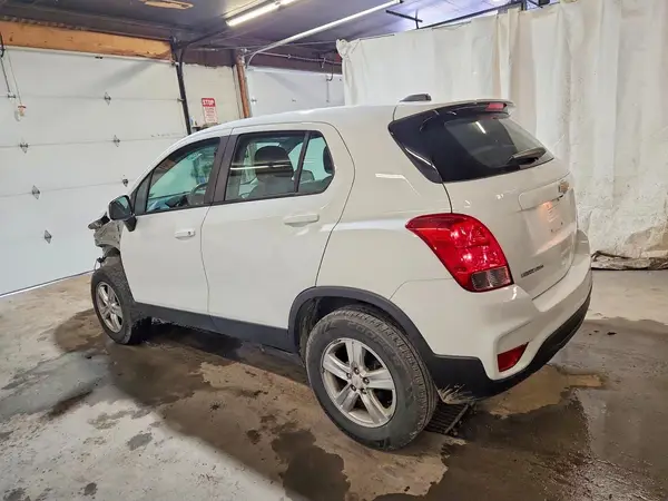 KL7CJNSB9JB733656 2018 CHEVROLET TRAX - Image 2