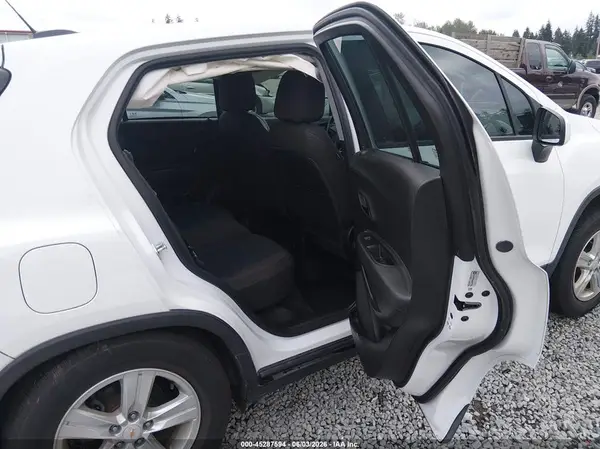 KL7CJNSBXHB237582 2017 CHEVROLET TRAX - Image 8