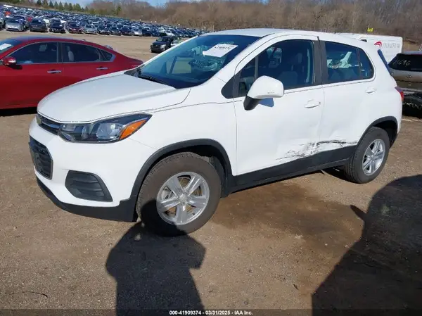 KL7CJNSBXJB647725 2018 CHEVROLET TRAX - Image 2