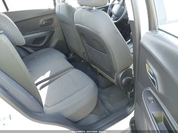 KL7CJNSBXJB647725 2018 CHEVROLET TRAX - Image 8
