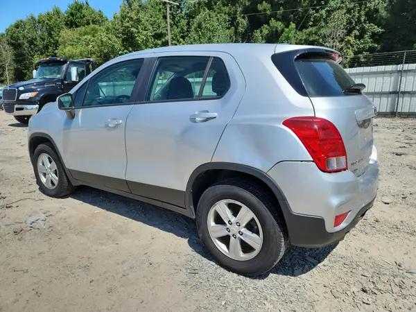 KL7CJNSBXJB722584 2018 CHEVROLET TRAX - Image 2