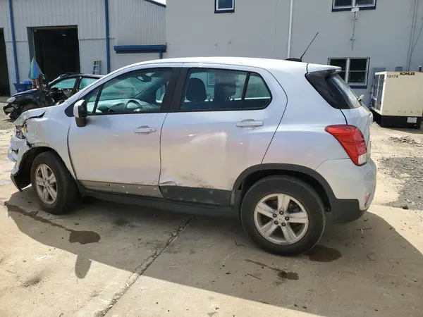 KL7CJNSBXLB037066 2020 CHEVROLET TRAX - Image 2