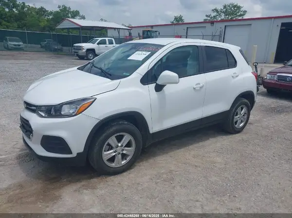 KL7CJNSM0NB527682 2022 CHEVROLET TRAX - Image 2