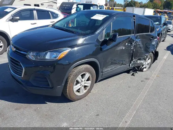 KL7CJNSM3NB527224 2022 CHEVROLET TRAX - Image 2