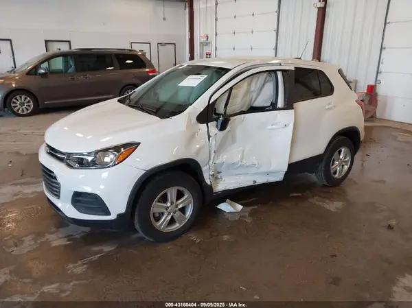 KL7CJNSM3NB542855 2022 CHEVROLET TRAX - Image 2