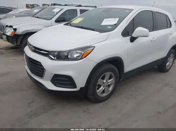 KL7CJNSM7NB543118 2022 CHEVROLET TRAX - Image 2