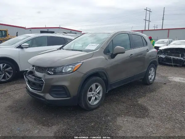 KL7CJNSM9NB525221 2022 CHEVROLET TRAX - Image 2