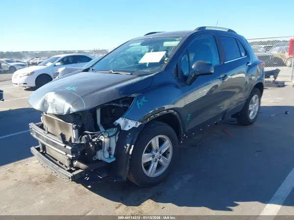 KL7CJPSB0JB560220 2018 CHEVROLET TRAX - Image 2