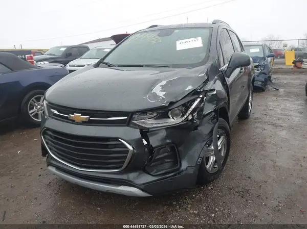 KL7CJPSB0JB563375 2018 CHEVROLET TRAX - Image 2