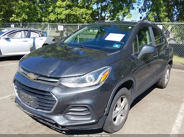 KL7CJPSB0JB585571 2018 CHEVROLET TRAX - Image 2