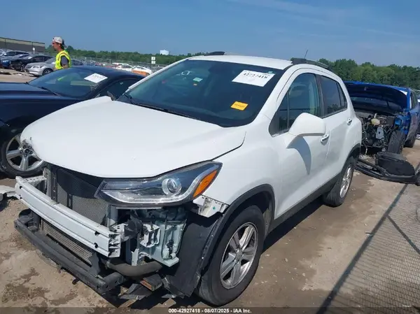 KL7CJPSB0JB661113 2018 CHEVROLET TRAX - Image 2