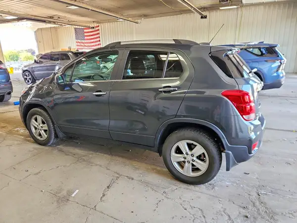 KL7CJPSB0JB713596 2018 CHEVROLET TRAX - Image 2