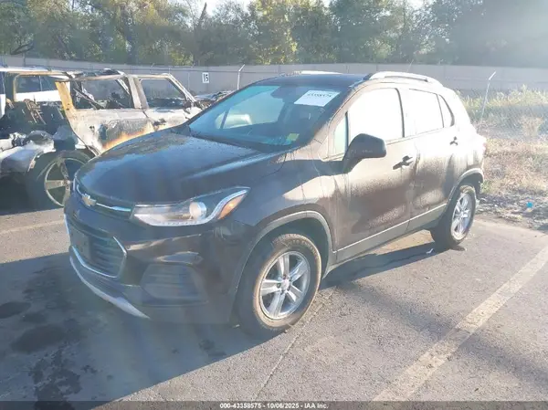 KL7CJPSB0MB325661 2021 CHEVROLET TRAX - Image 2