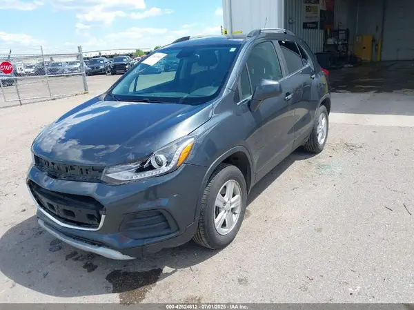 KL7CJPSB1JB672928 2018 CHEVROLET TRAX - Image 2