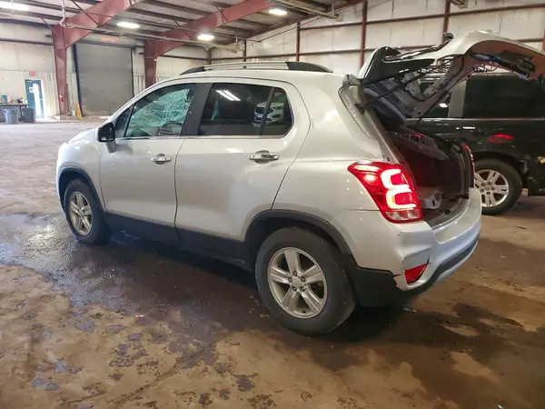 KL7CJPSB1JB683119 2018 CHEVROLET TRAX - Image 2