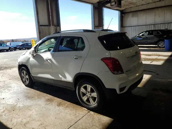 KL7CJPSB1JB698977 2018 CHEVROLET TRAX - Image 2