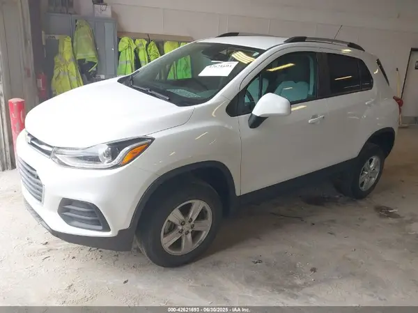 KL7CJPSB1MB318914 2021 CHEVROLET TRAX - Image 2