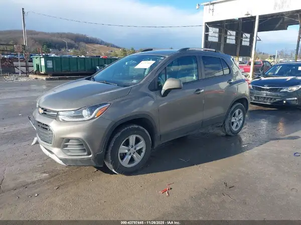 KL7CJPSB1MB332392 2021 CHEVROLET TRAX - Image 2