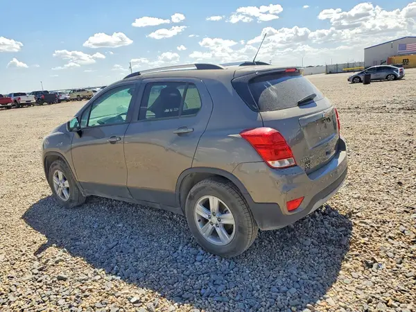 KL7CJPSB1MB352643 2021 CHEVROLET TRAX - Image 2