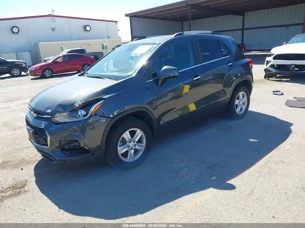 KL7CJPSB2JB581716 2018 CHEVROLET TRAX - Image 2