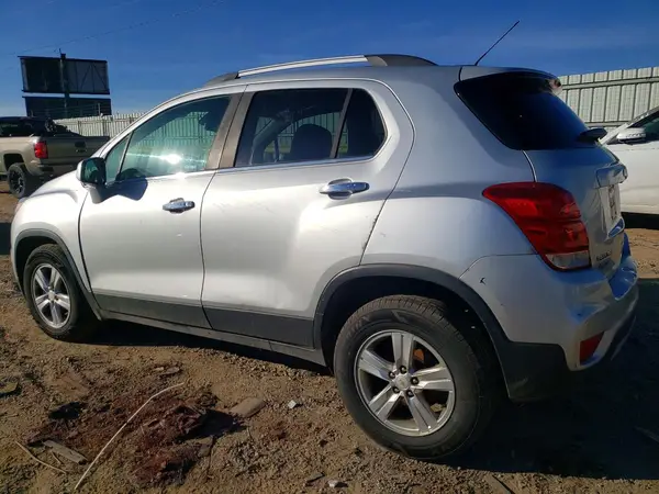 KL7CJPSB2JB590142 2018 CHEVROLET TRAX - Image 2